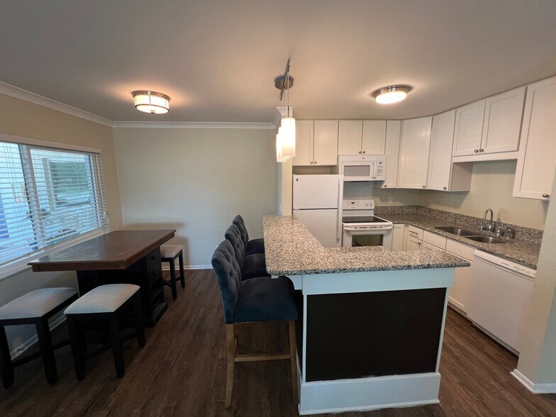 Building Photo - 2 Bed/2 Bath - Unit 21