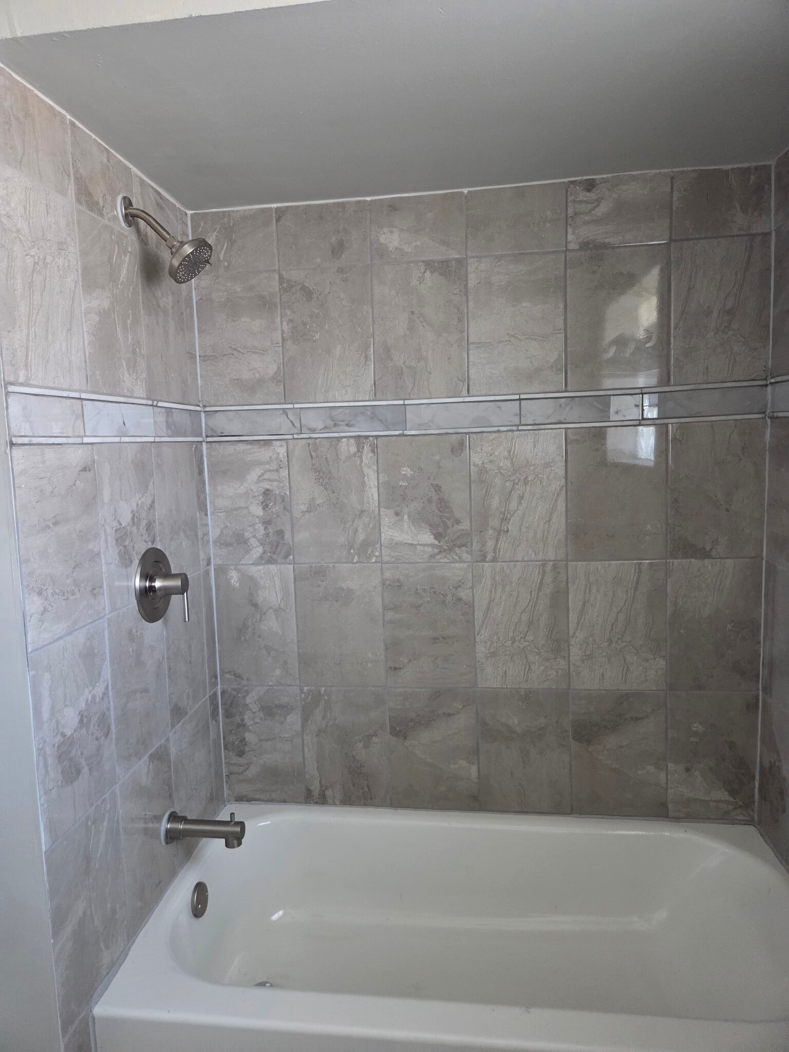 Full bath - 400 Prairie Ave