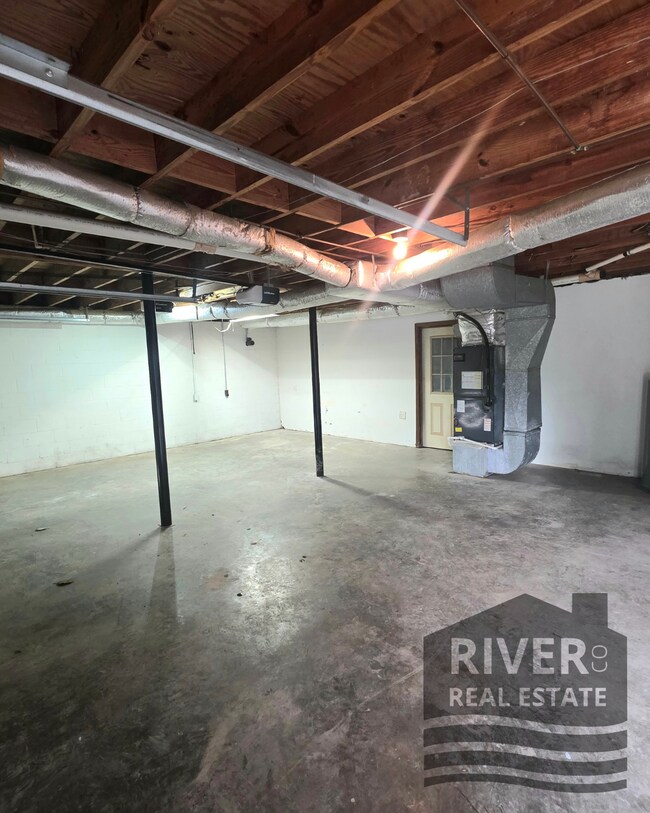 Building Photo - 1233 Ridge Dr