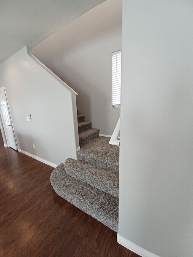 Building Photo - Spacious Tri-Level Home with 4 Bedrooms & ...