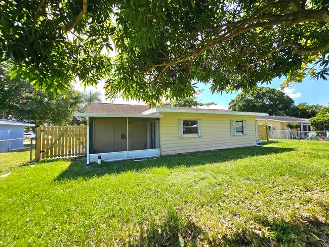 Building Photo - 329 NE Cullman Ct