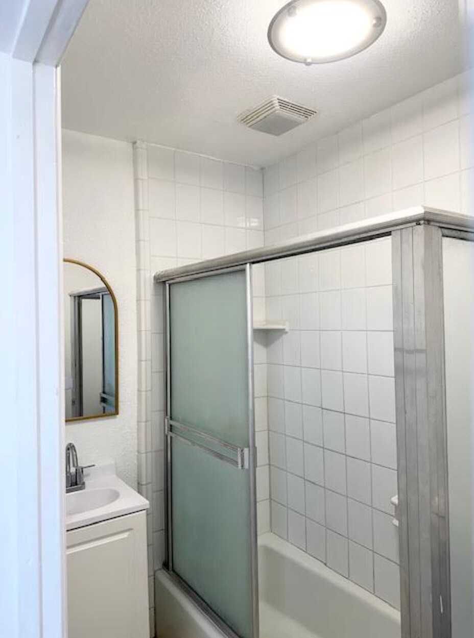 2nd Floor Full Bathroom - 711 W Spruce St