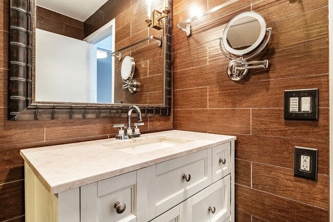 Building Photo - 3033 Blake St