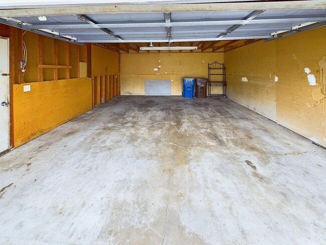 Building Photo - Maple Grove 3BR Townhome, Fully Remodeled