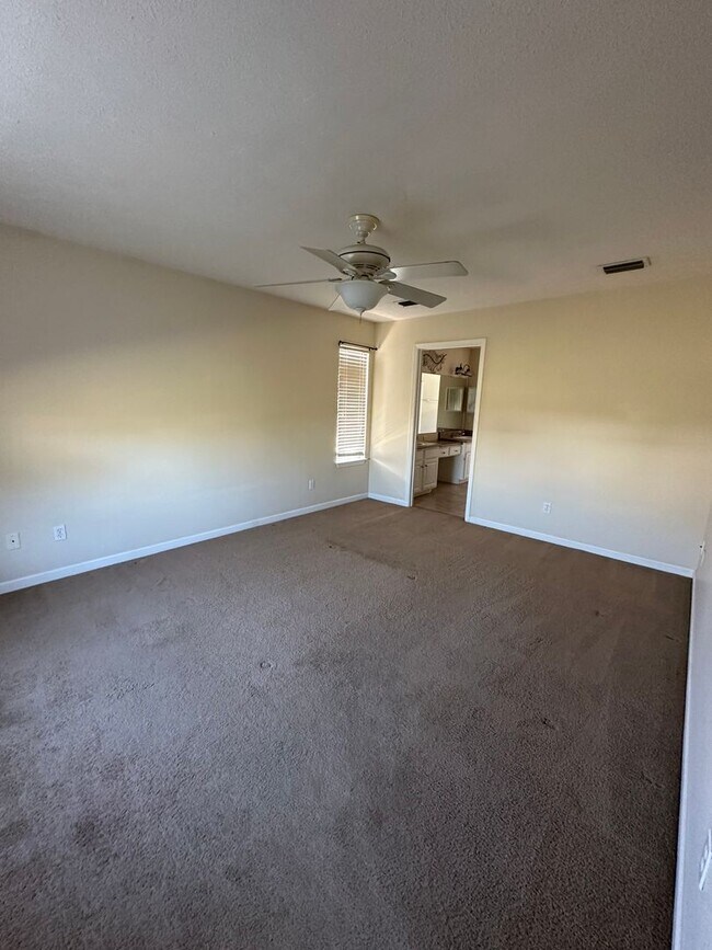 Building Photo - 3 Bed 2 Bath located in the Palm Cove Community!