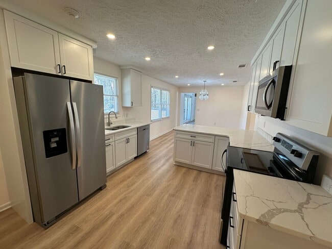 Building Photo - 3 BED | 2 BATH | TWO CAR GARAGE | LARGE FRONT AND BACK YARDS | AVAILABLE NOW