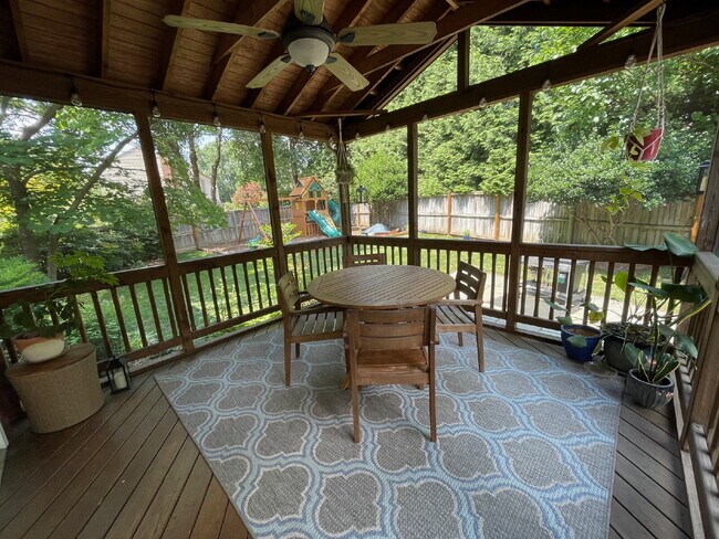Building Photo - A Perfect Blend of Comfort and Convenience