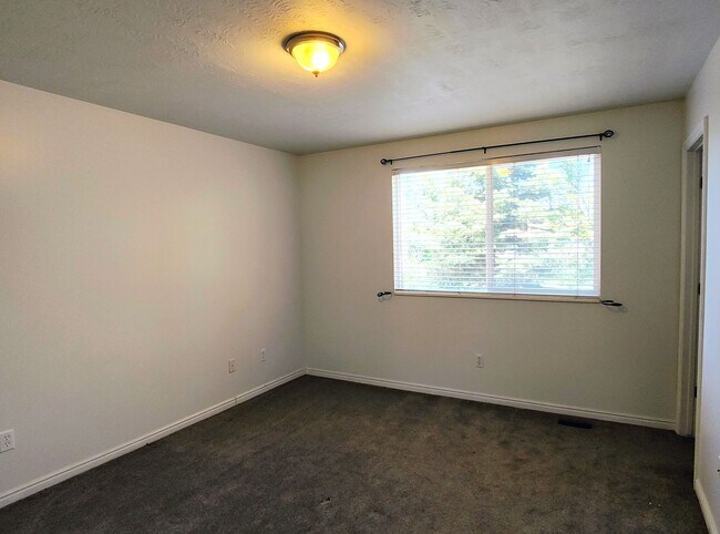 Building Photo - Great 4 Bd 3 Bath Home in Draper