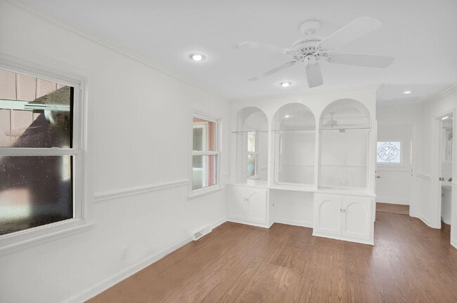 Building Photo - NOT YOUR AVERAGE 4 BEDROOM HOUSE!
