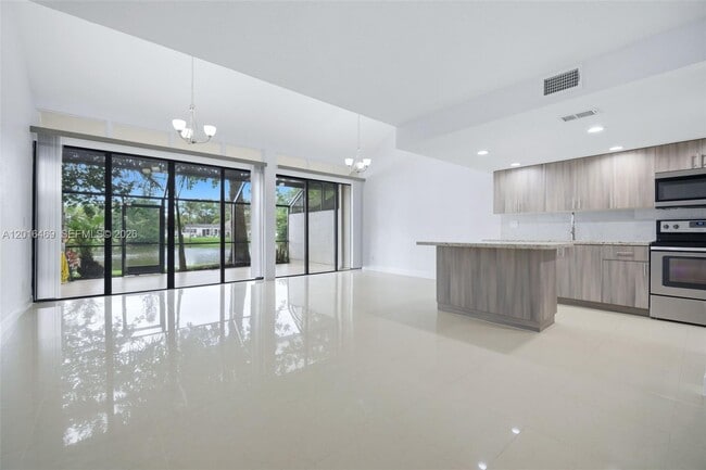 Building Photo - 10941 N Lakeview Dr