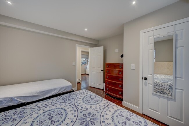 Building Photo - 30 Middle Shore Dr