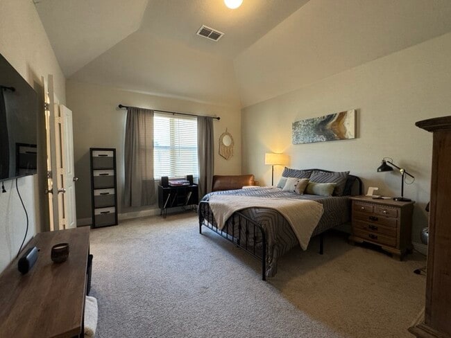 Building Photo - 2208 Zenith Ave