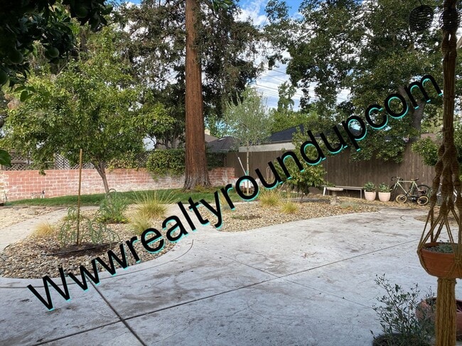 Building Photo - Three bed, Two Bath Home By UOP