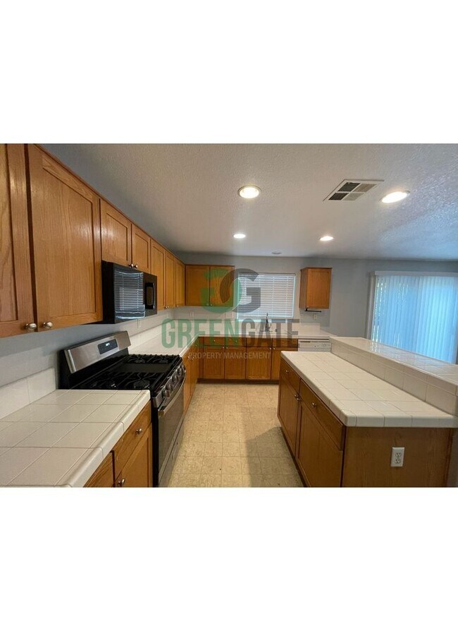 Building Photo - Two story 4 bedroom, 2.5 bath home in Stockton! AVAILABLE NOW!!