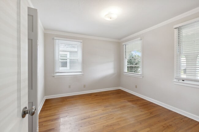 Building Photo - 605 Honore Dr