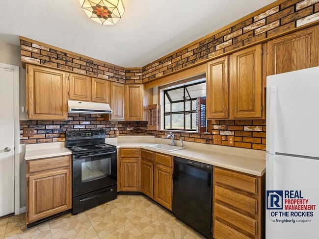 Building Photo - Cozy 3-Bed, 2-Bath Home with Fireplace, & ...