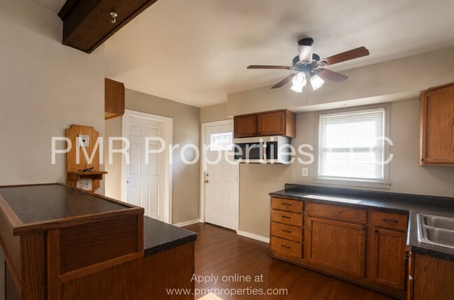 Building Photo - 3 Bedrooms/ 1 Bathroom House