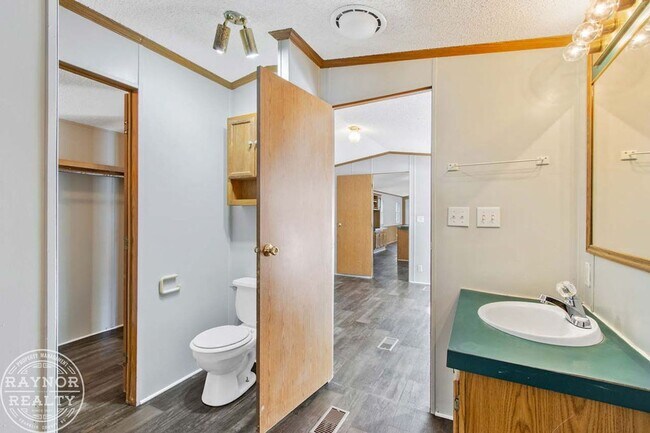 Building Photo - Enjoy the peace and quiet of the country!