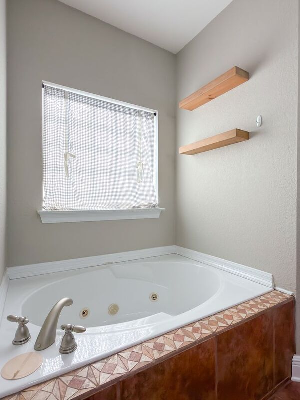 Building Photo - 2572 Gulf Breeze Ave