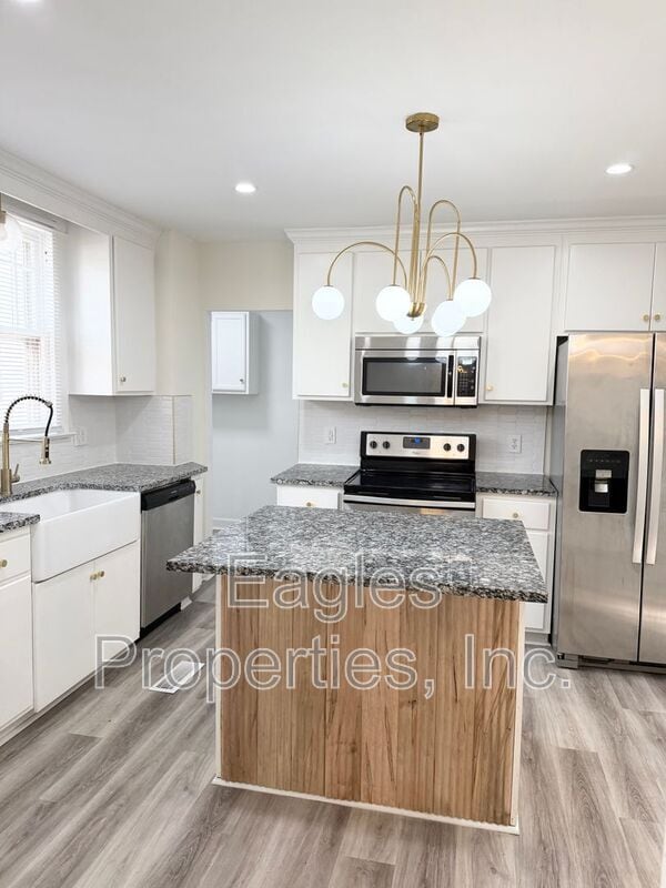 Building Photo - 512 N Pineview Ave