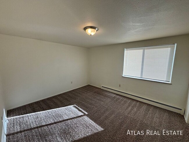 Building Photo - Newly Renovated Upper Level 2 Bed 1 Bath U...