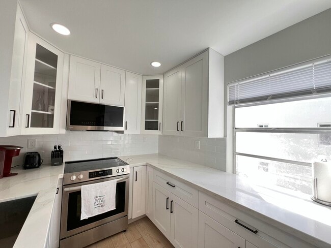 Building Photo - 698 Normandy Ln