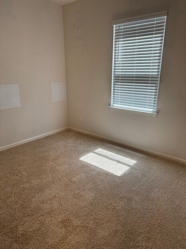 Building Photo - 839 Barlow Ln