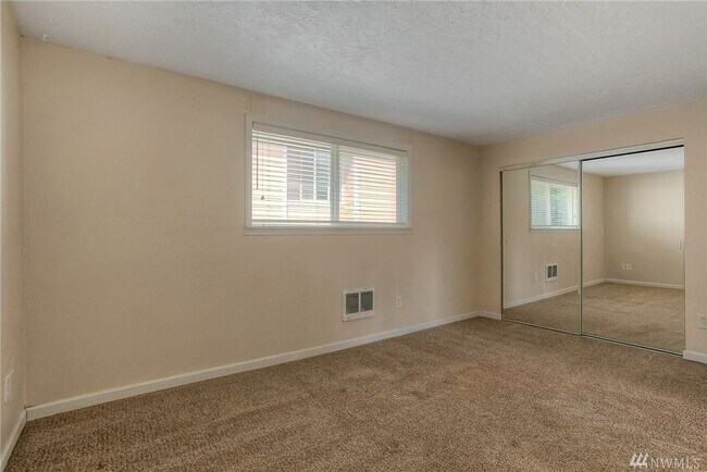 Building Photo - Beautifully remodeled south-facing unit, a...