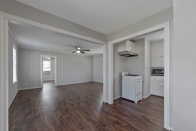 Building Photo - 128 E 23rd St