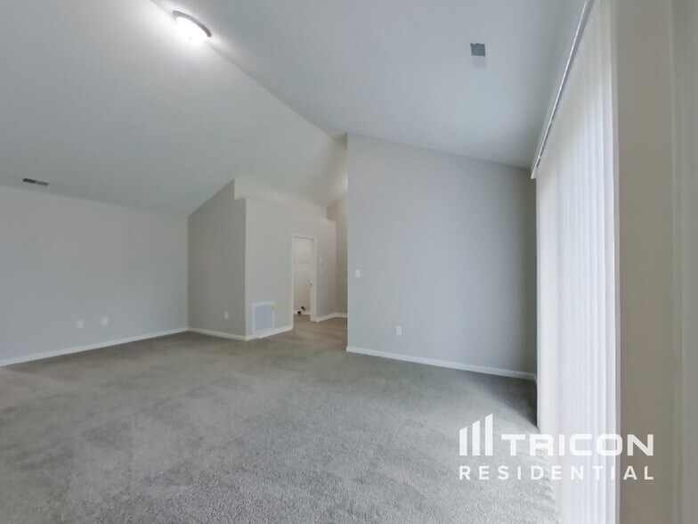 Building Photo - 15037 Oak Rd