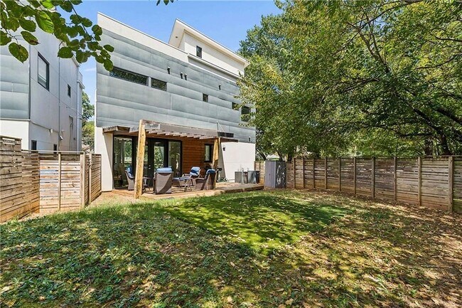 Building Photo - 575 Highland Ave NE
