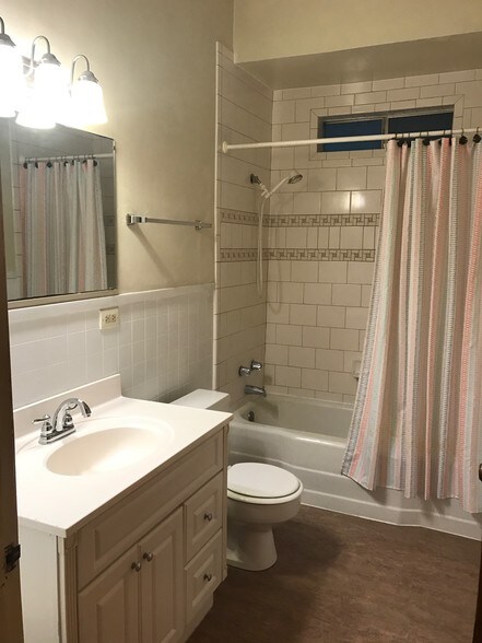 Building Photo - 704 E Thomas St