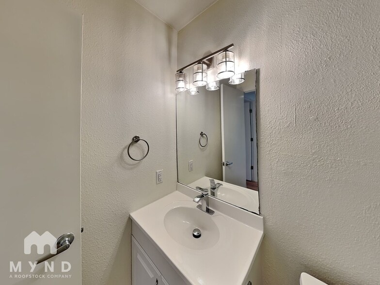 Building Photo - 500 E Riverside Dr