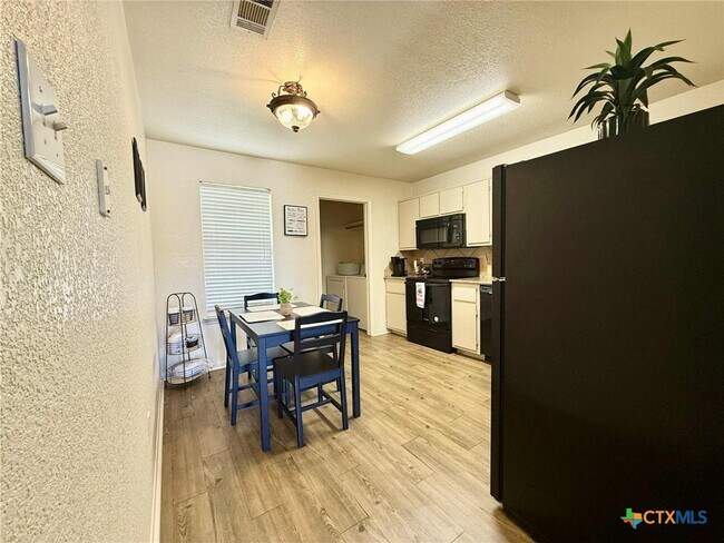 Building Photo - 1008 Circle M Dr