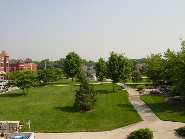 Building Photo - 1BR/1BA, Upscale Loft with accessible Rooftop Deck & Community Pool!