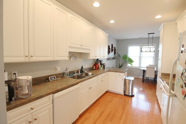 Building Photo - Large townhome with garage for rent in Taylor Springs!