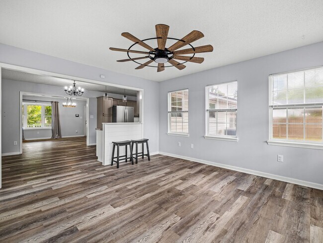 Building Photo - Charming 3 Bedroom Home!