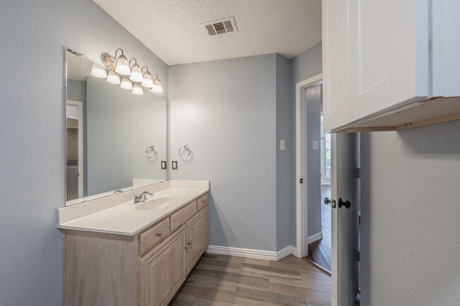 Building Photo - Spacious single-story 4-bedroom, 2-bath home in Arlington, Mansfield ISD