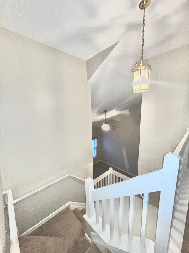 Building Photo - Spacious 3 Bedroom Townhome in Bridford Downs