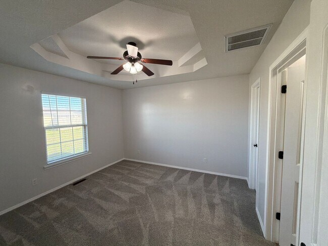 Building Photo - Your Perfect Home Awaits