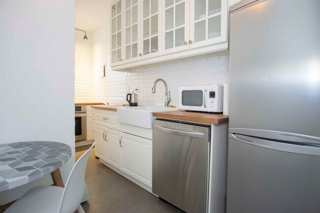 Building Photo - 271 York St