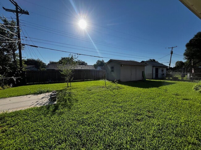 Building Photo - New Rental Listing!