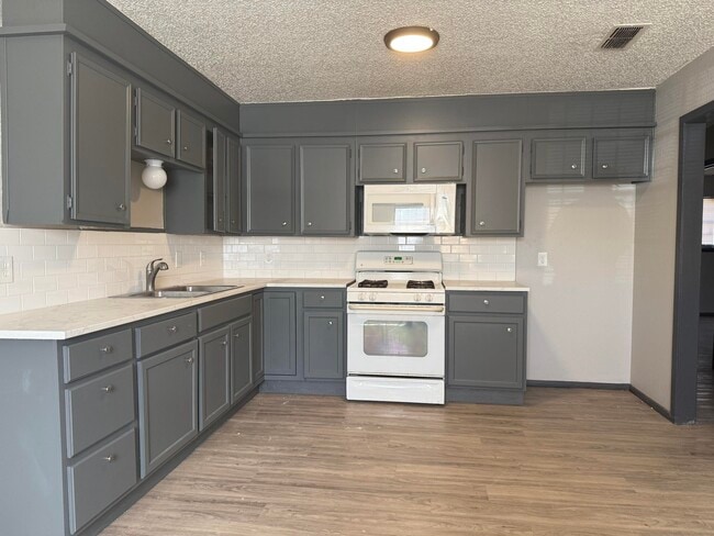 Building Photo - 1318 25th St