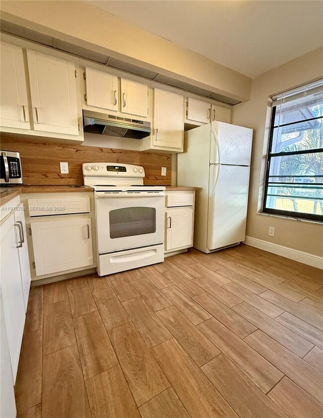 Building Photo - 201 Lake Pointe Dr