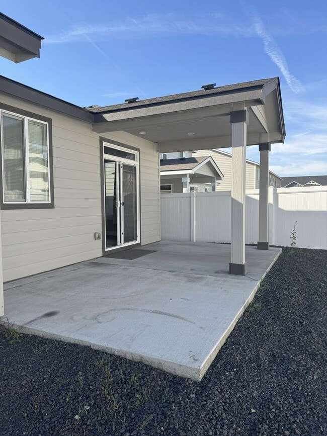 Building Photo - Lovely Open concept Low Maintenance