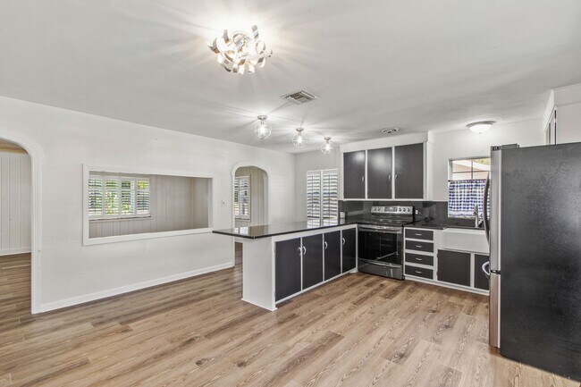 Building Photo - Eustis 2/2 w/ attached 1/1 In-law Suite.