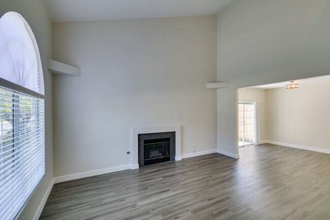 Building Photo - Amazing !! 2 Bedroom 2.5 Bathroom Townhous...