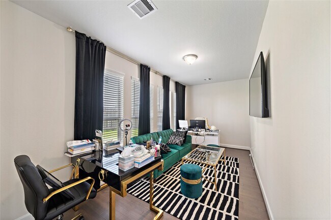 Building Photo - 2009 Royal Landing Dr