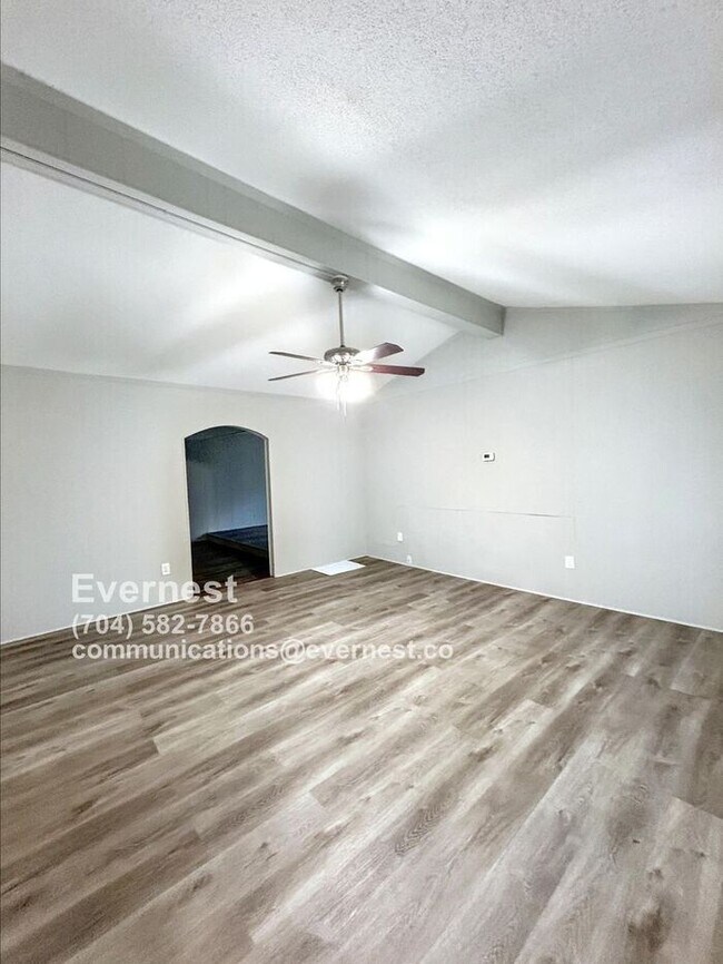 Building Photo - Lovely 3-Bedroom Home with Fenced Yard and...