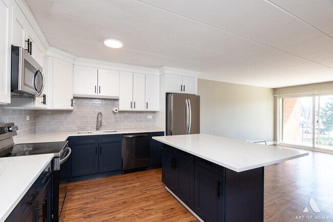 Building Photo - 18 E Old Willow Rd